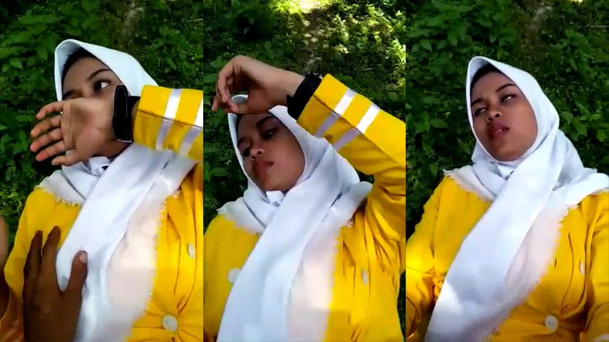Gadis Desa Jilbab Main Dihutan