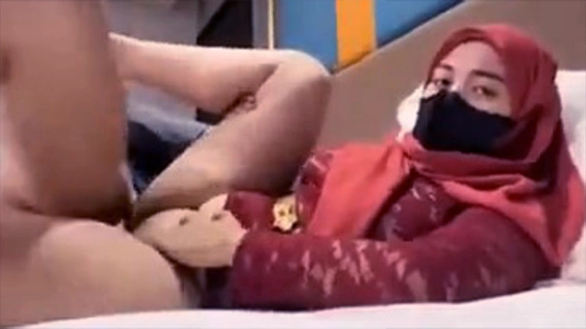 Tante Hijab Kebaya Merah